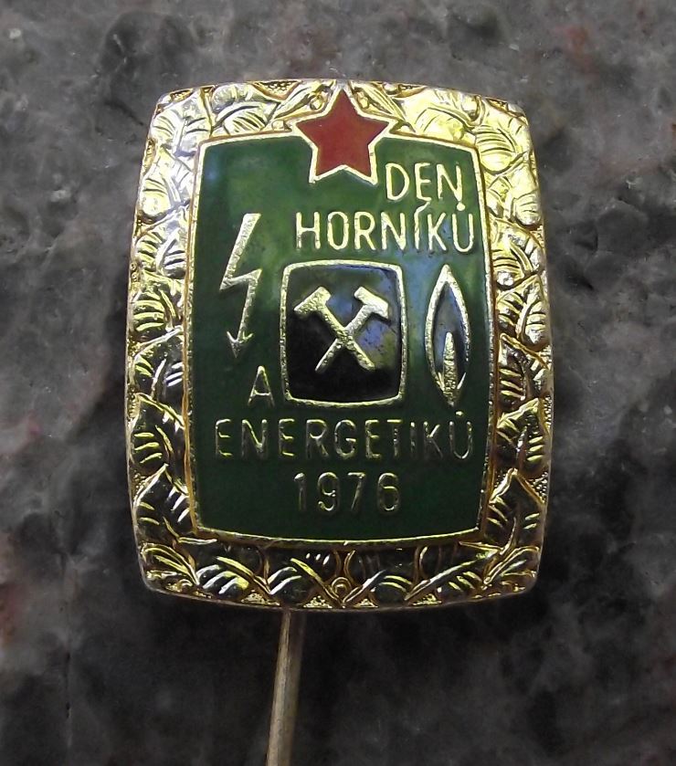 1976 National Czech Mining Miners Energy Workers Day Crossed Hammers Pin Badge - Badgecrazy