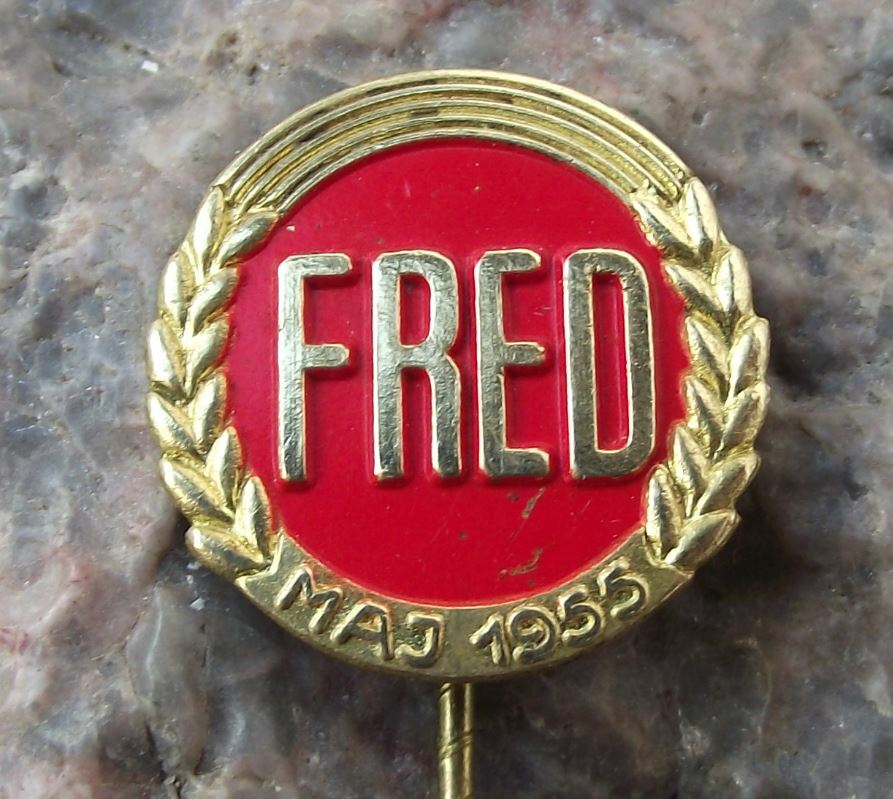 1955 Norwegian Norway World Peace Nuclear Disarmament May Day 1st Pin Badge - Badgecrazy