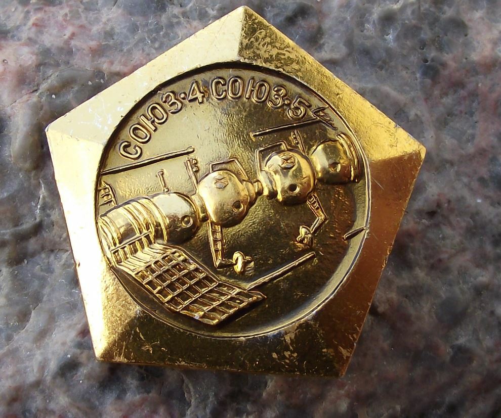 Vintage Soyuz Sojuz 4 and 5 Historic Space Dock Soviet Rockets Pin Badge - Badgecrazy
