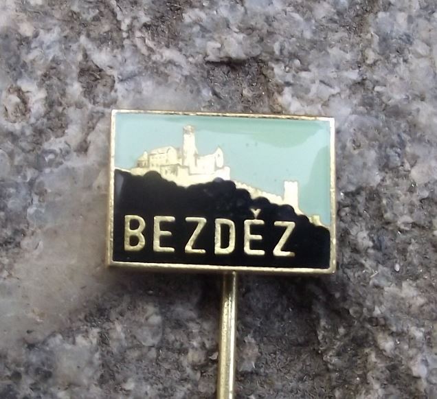 Bezdez Gothic Castle Czechoslovakia Tourist Souvenier Visitors Pin Badge - Badgecrazy
