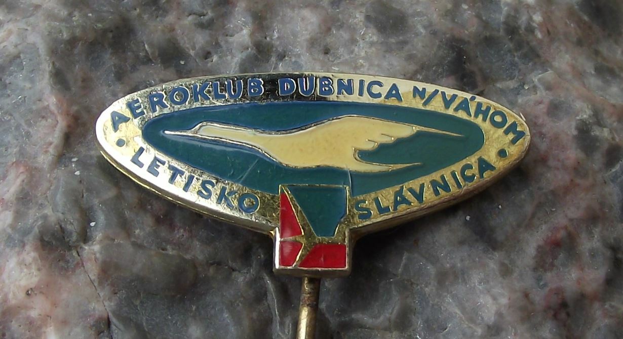 Slavnica Aerodrome Airfield Flying Club Aeroklub Dubnica Vahom Pilot Pin Badge - Badgecrazy