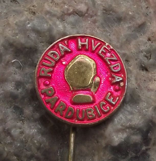 Czechoslovakia Police Boxing Club Red Star Ruda Hvezda Pardubice Glove Pin Badge - Badgecrazy