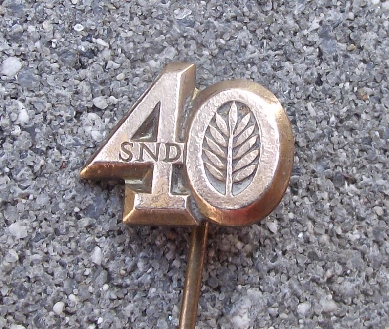 1960 Slovakia National Theater Theatre Divadlo 40th Anniversary Pin Badge - Badgecrazy