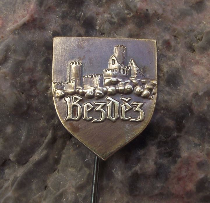 Vintage Bezdez Gothic Castle Czechoslovakia Tourist Souvenier Visitors Pin Badge - Badgecrazy