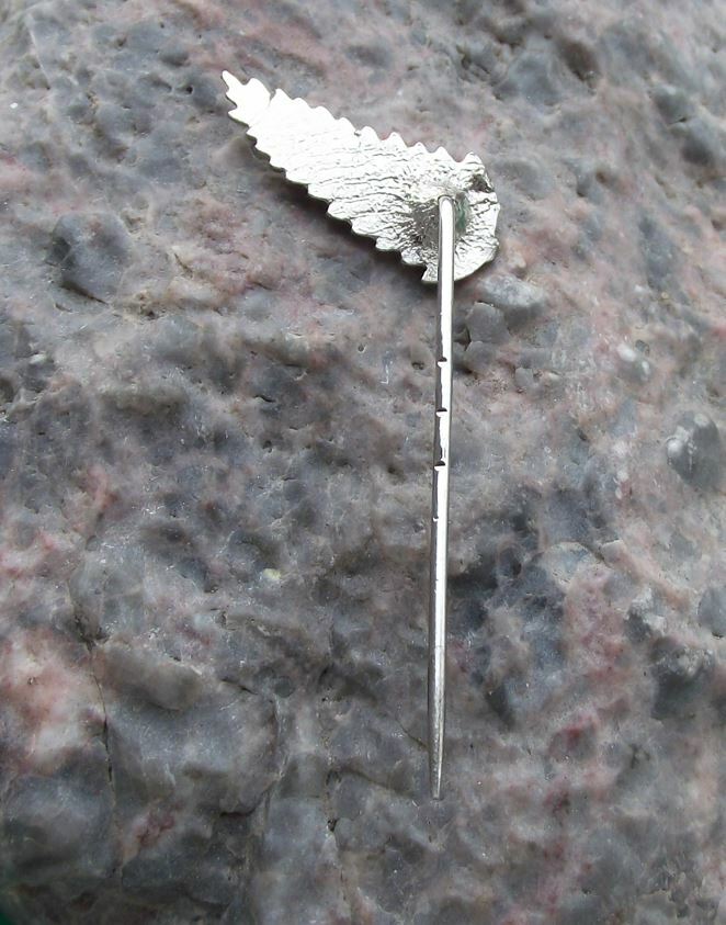 New Zealand Silver Fern Leaf National Motif NZ Souvenier Pin Badge - Badgecrazy