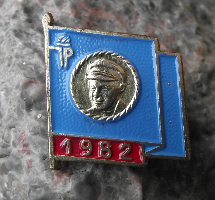 1982 Ernst Thalmann Pioneer Organisation DDR East Germany Blue Flag Pin Badge - Badgecrazy