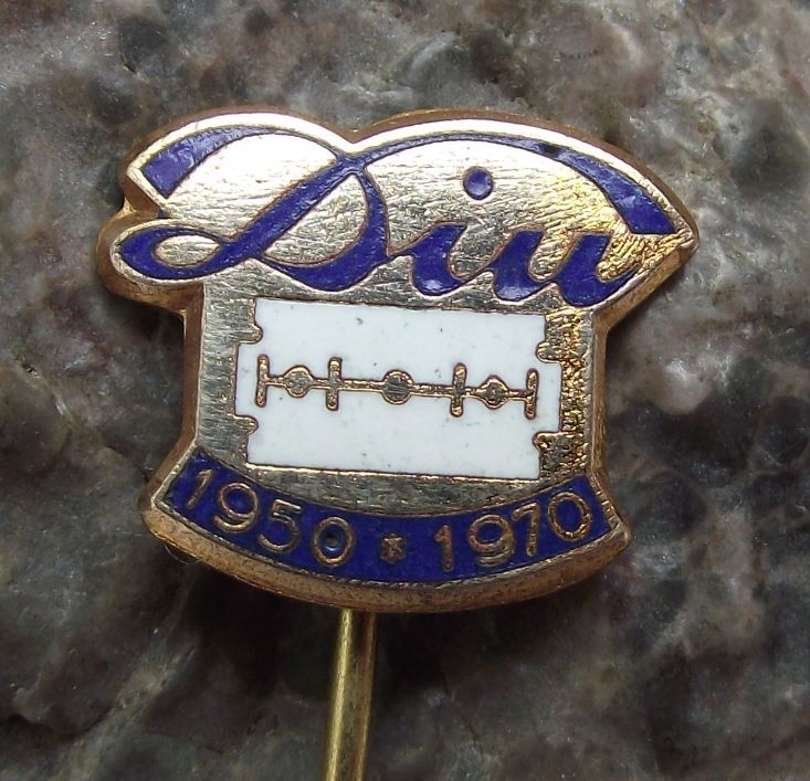 1970 DIU Astra Double Edged Safety Razor Blade Anniversary Shaving Pin Badge - Badgecrazy