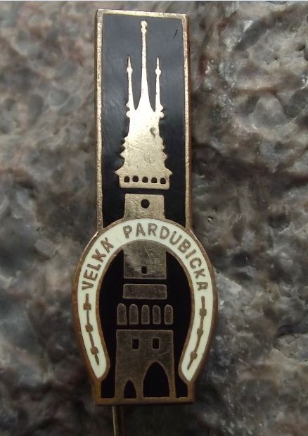 Velka Parbubice Czech Grand National Race Course Horse Shoe Racing Pin Badge - Badgecrazy