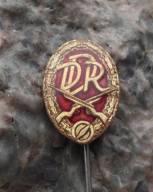 East Germany DDR Military Crossed Rifles Compass Motif Army Uniform Badge Gold - Badgecrazy