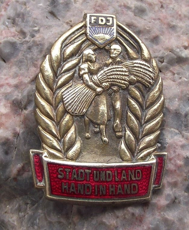 Vintage Stadt und Land Hand in Hand FDJ Germany DDR Youth Farming Pin Badge - Badgecrazy