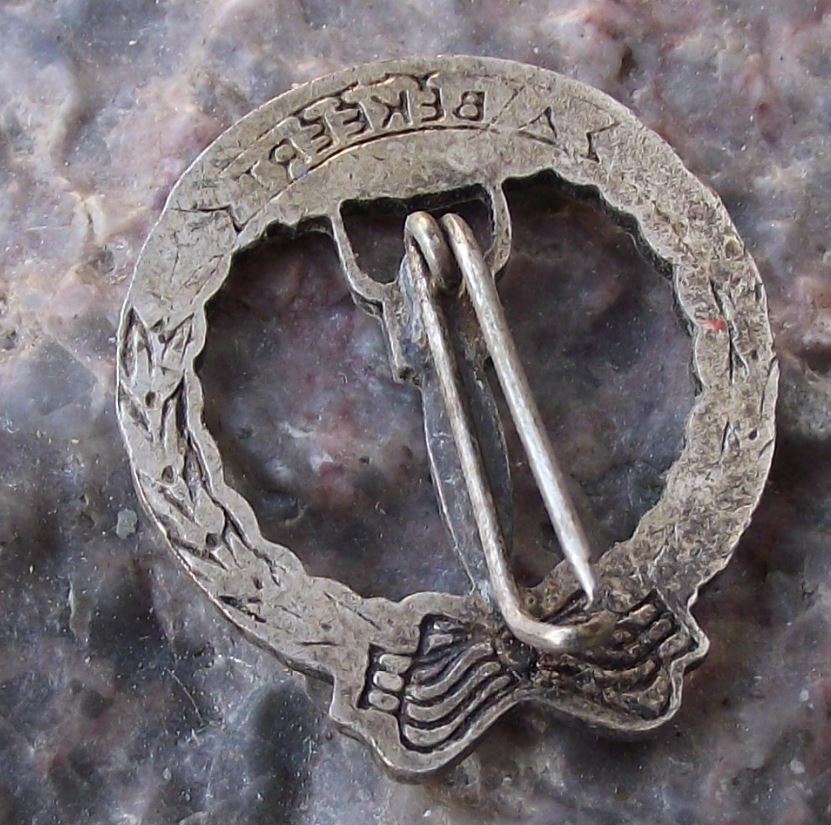 Hungary Young Student A BEKEERT Youth Achievement Brooch Laurels Flag Pin Badge - Badgecrazy