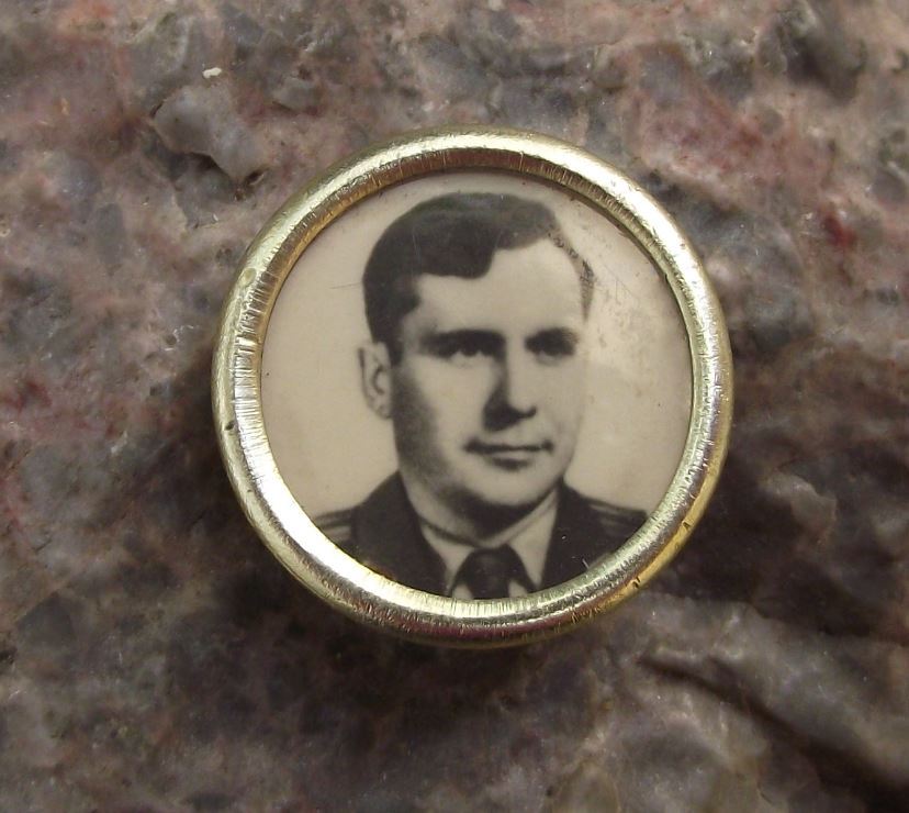 1962 Pavel Popovich Vostok 4 Soviet Space Pioneer Astronaut Photograph Pin Badge - Badgecrazy