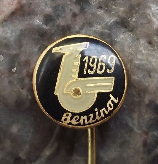 1969 Benzina Fuel Motor Oil Petrol Unipetrol Company Winged Horse Logo Pin Badge - Badgecrazy