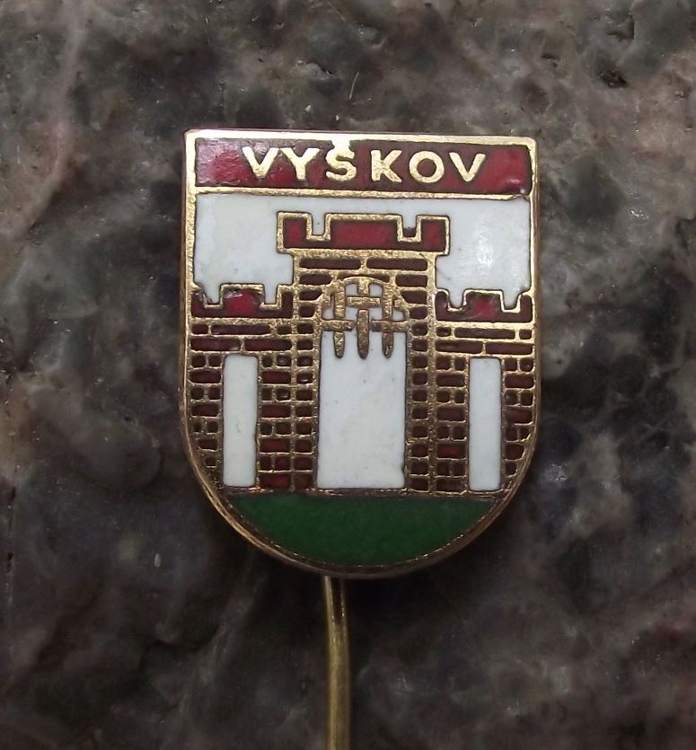 Vyskov Open Portcullis Gate Castle Walls Coat of Arms Heraldic Crest Pin Badge