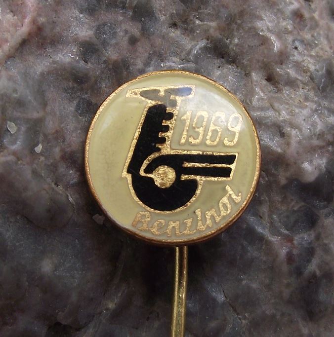 1969 Benzina Fuel Motor Oil Petrol Unipetrol Company Winged Horse Logo Pin Badge - Badgecrazy