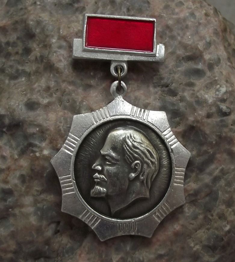 Vintae V I Lenin Soviet Union Russian Head in Profile Pendant Style Pin Badge - Badgecrazy