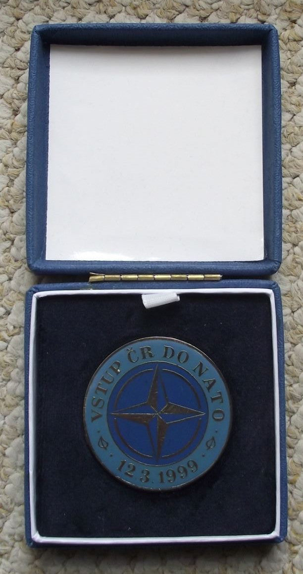 1999 NATO Compass Logo Military Defense Pact Czech Republic Boxed Pin Medal - Badgecrazy