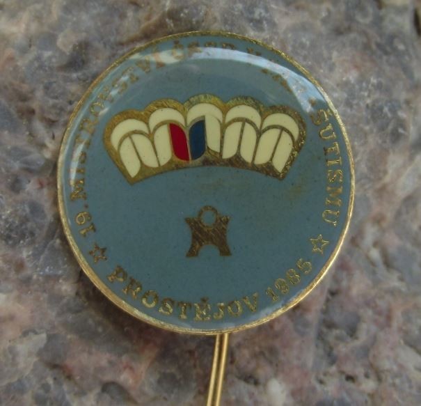 1985 Czechoslovakia 19th National Championships Parachuting Skydiving Pin Badge - Badgecrazy