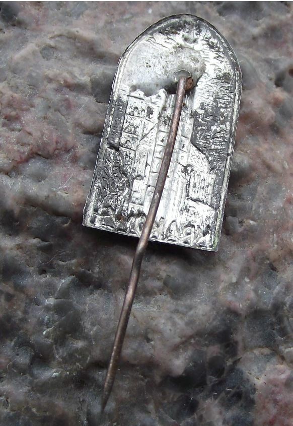 Vintage Krakow St Mary's Basilica Church Towers City Tourist Souvenier Pin Badge - Badgecrazy