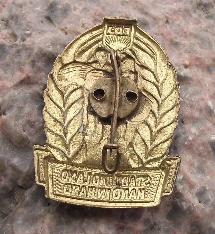 Vintage Stadt und Land Hand in Hand FDJ Germany DDR Youth Farming Pin Badge - Badgecrazy