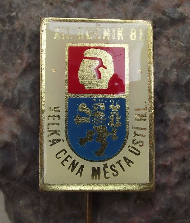 1981 Czechoslovakia Boxing Title Fight Usti nad Labem Glove Lion Pin Badge - Badgecrazy