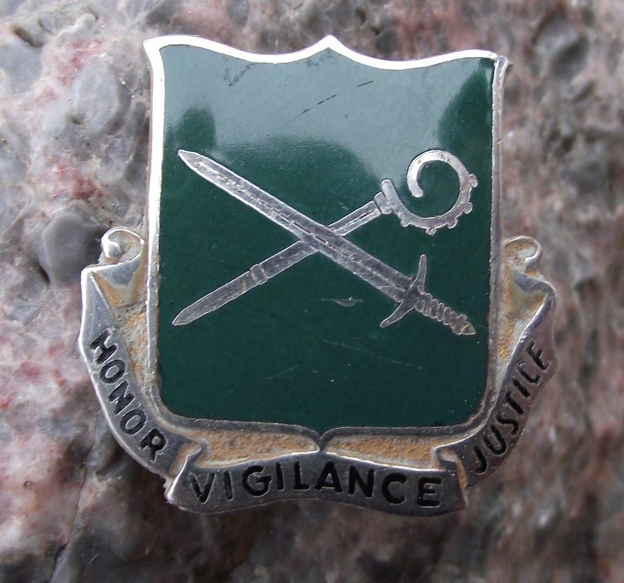 Vintage US Army 385th Military Police Battallion DUI Clutchback Pin Badge - Badgecrazy