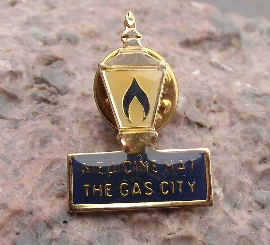 Medicine Hat The Gas City Alberta Canada Canadian City Souvenier Pin Badge - Badgecrazy