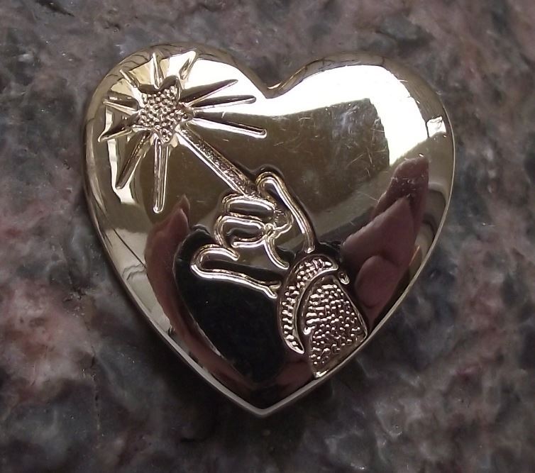 Golden Metal Heart Mickey Mouse Walt Disney Hand Wand Fantasia Brooch Pin Badge - Badgecrazy
