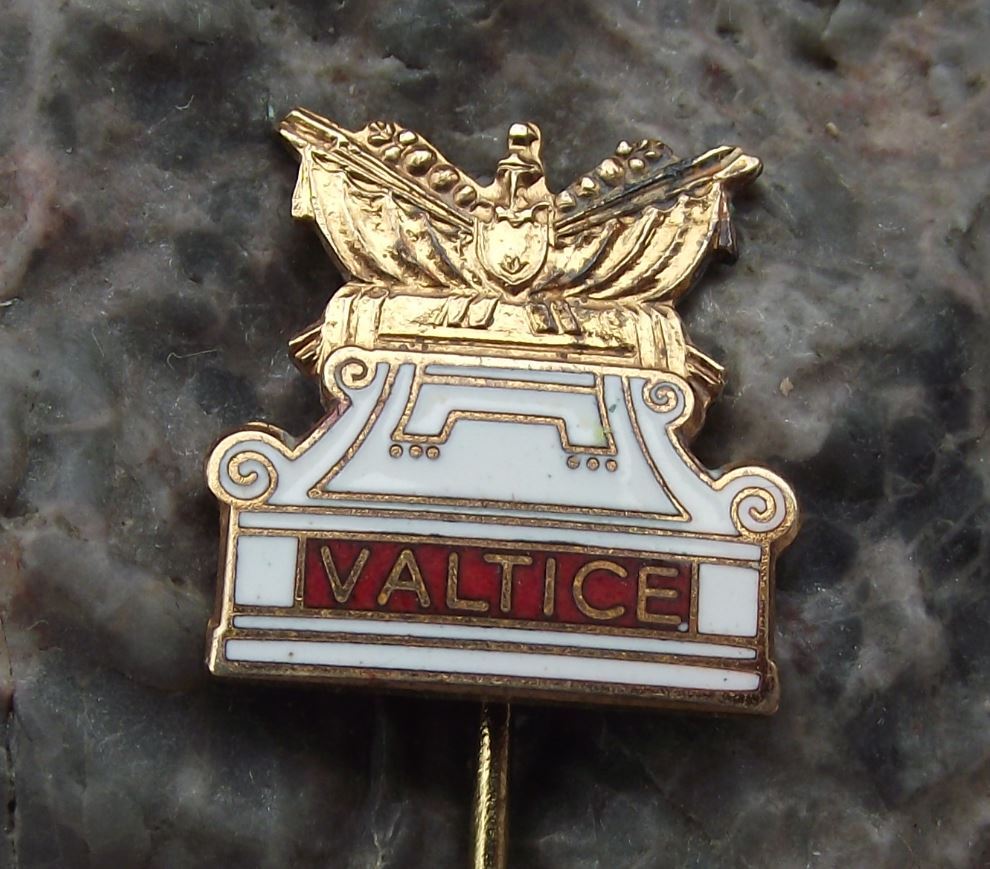 Antique Valtice Palace Czechoslovakia Tourist Souvenier Pin Badge - Badgecrazy