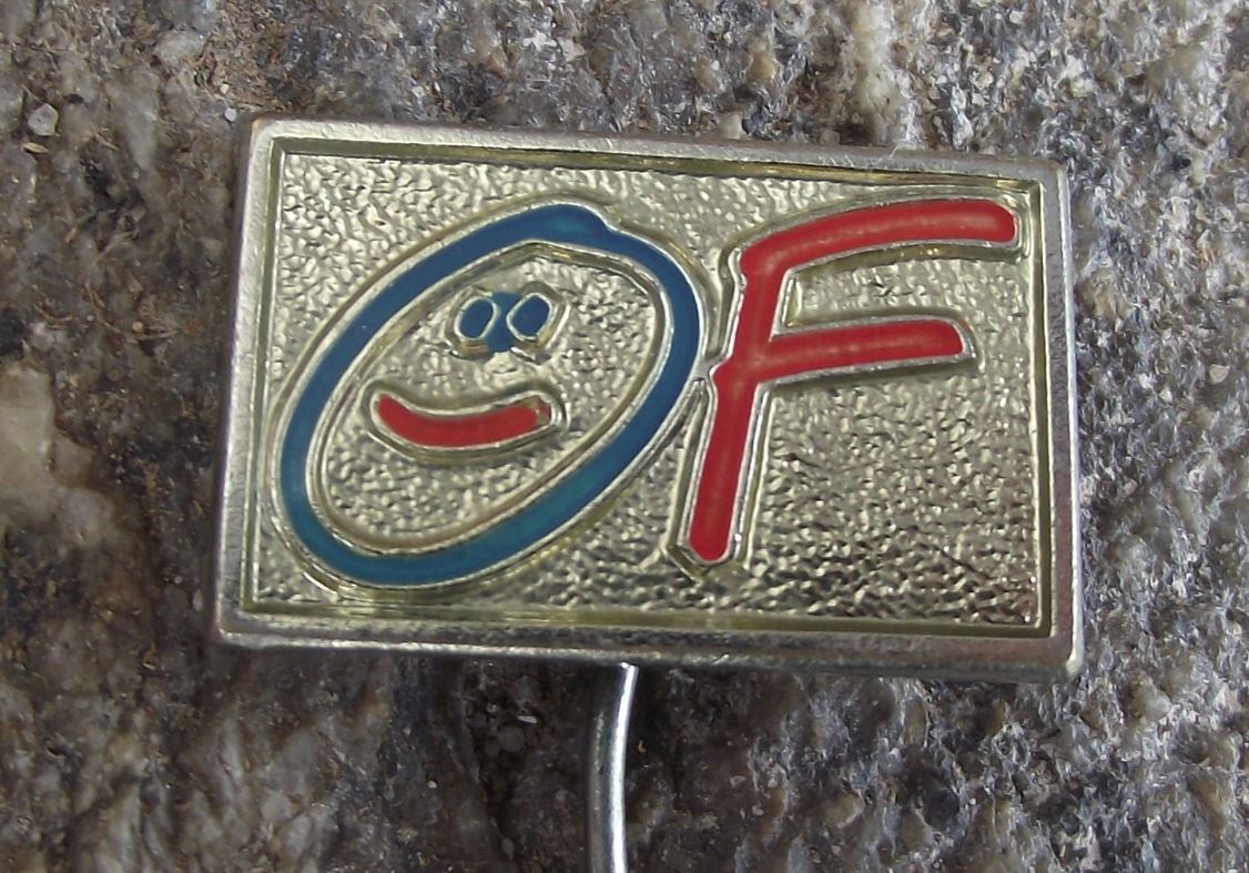 Czech Civil Forum OF Czechoslovak Democracy Vaclav Havel Smiling Face Pin Badge - Badgecrazy