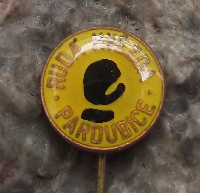Czechoslovakia Police Boxing Club Red Star Ruda Hvezda Pardubice Glove Pin Badge - Badgecrazy