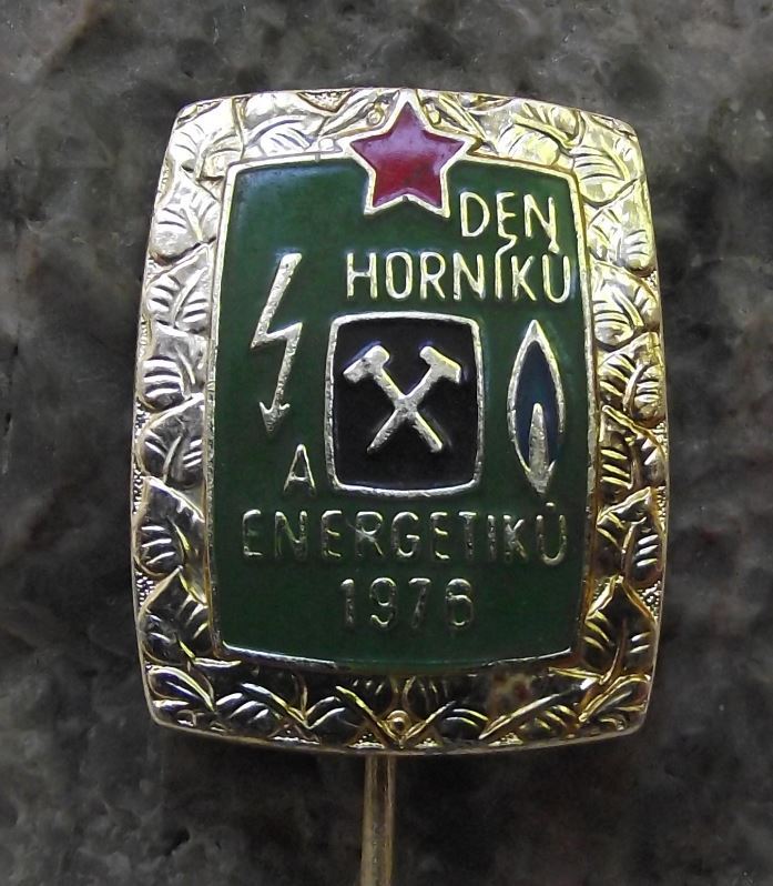 1976 National Czech Mining Miners Energy Workers Day Crossed Hammers Pin Badge - Badgecrazy