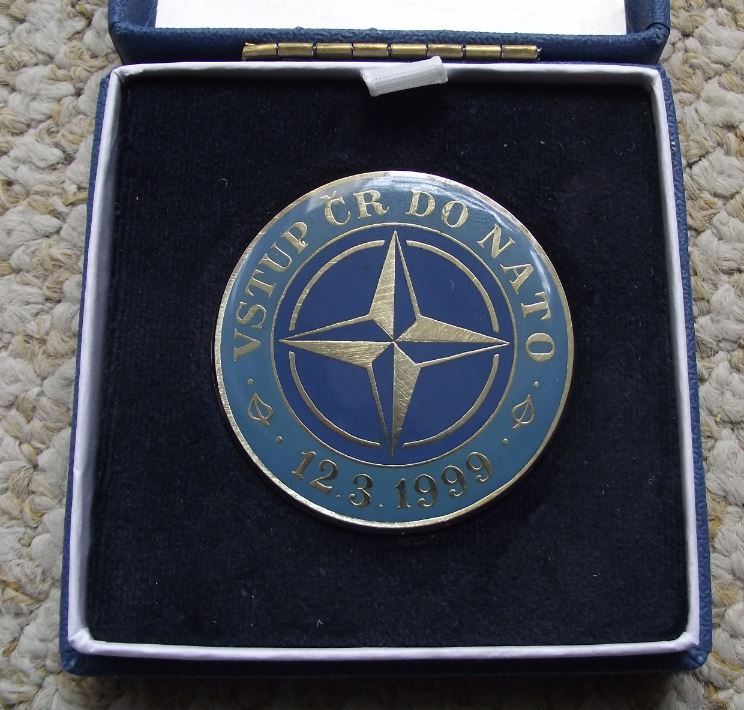 1999 NATO Compass Logo Military Defense Pact Czech Republic Boxed Pin Medal - Badgecrazy