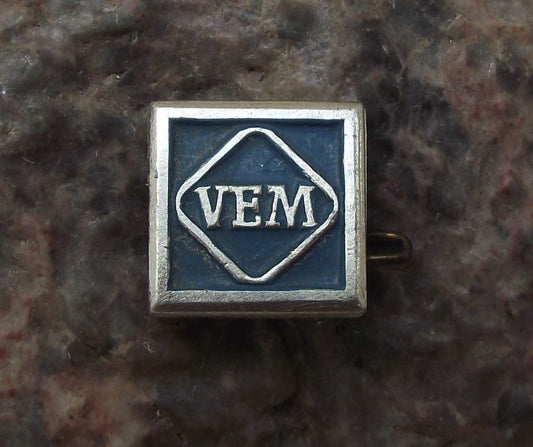 Warenzeichenverband VEM Engineering Electrics Firm East Germany DDR Pin Badge