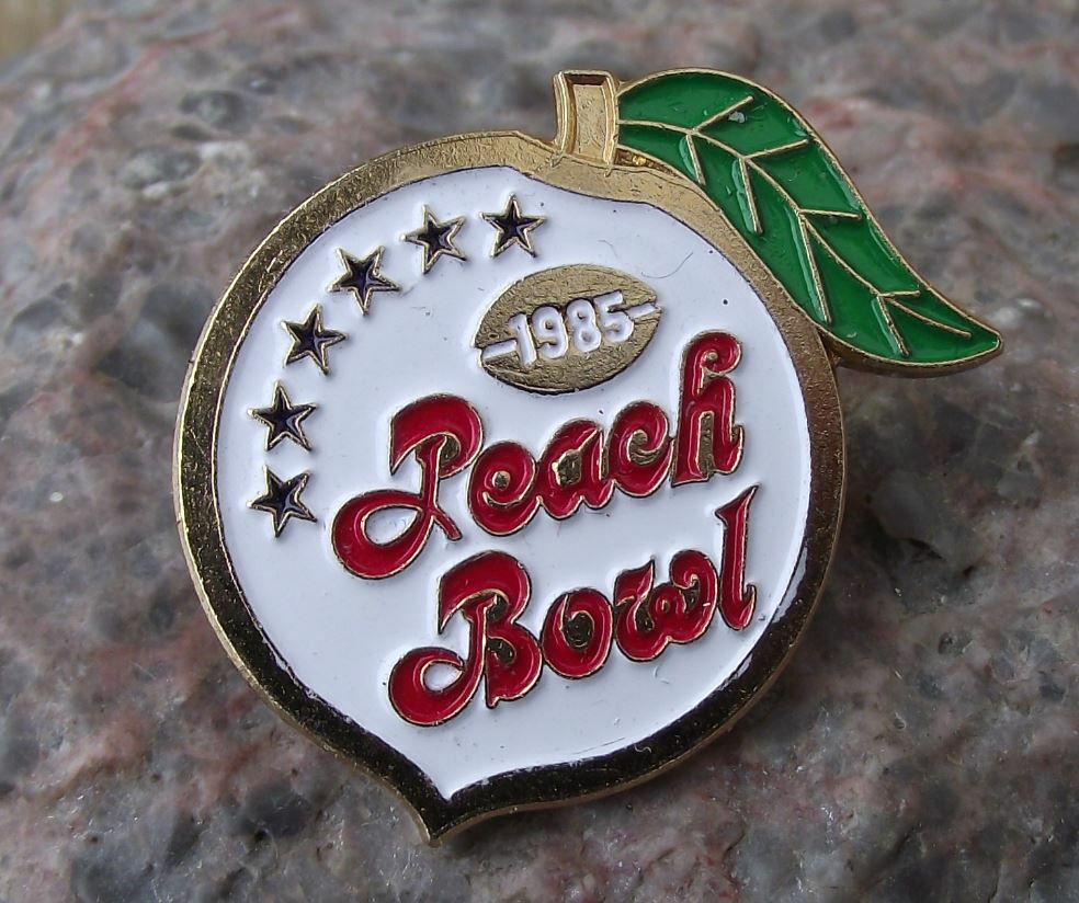 1985 Peach Bowl Atlanta Georgia College American Football Pin Badge - Badgecrazy