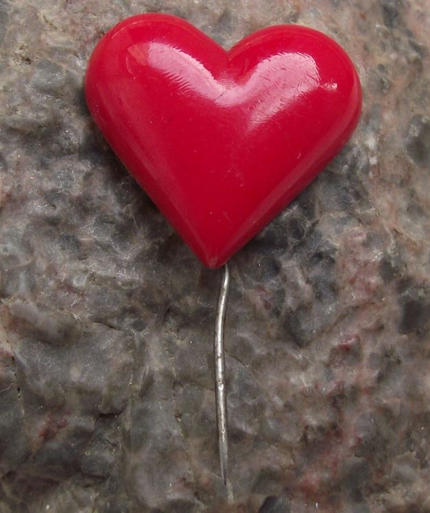 Antique Red Love Heart Valentine Mothers Womens Day Appreciation Pin Badge - Badgecrazy