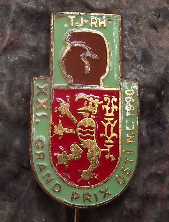 1990 Czechoslovakia Boxing Title Fight Usti nad Labem Glove Lion Pin Badge - Badgecrazy