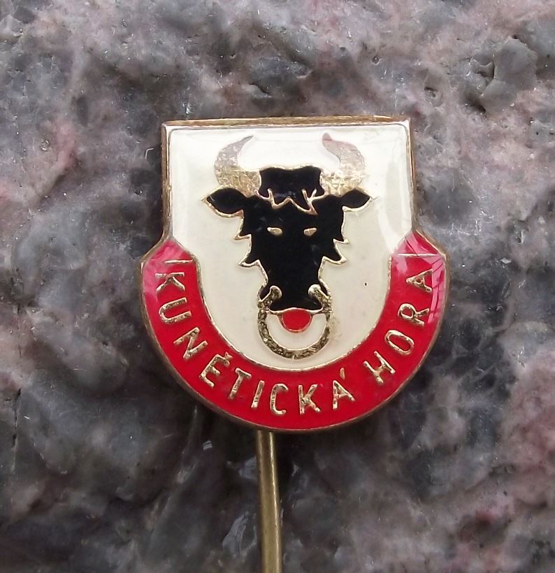 Kuneticka Hora Nose Ring Bull Czech City Coat of Arms Heraldic Crest Pin Badge - Badgecrazy