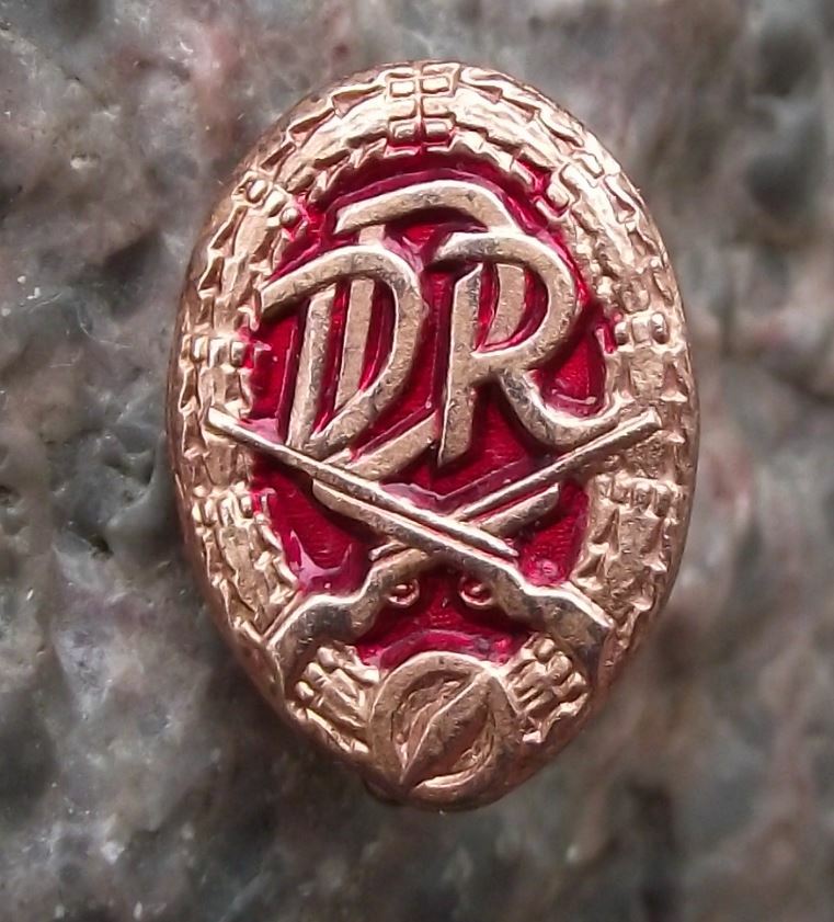 East Germany DDR Military Crossed Rifles Compass Motif Army Uniform Pin Badge - Badgecrazy