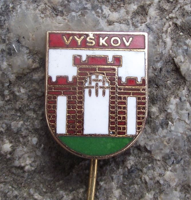 Vyskov Open Portcullis Gate Castle Walls Coat of Arms Heraldic Crest Pin Badge