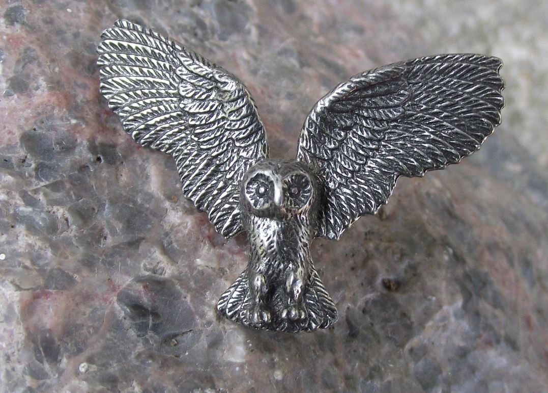 Beautiful Silver Coloured Metal Jewellery Wise Owl Flying Brooch Tie Pin Badge - Badgecrazy