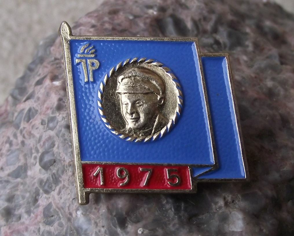 1975 Ernst Thalmann Pioneer Organisation DDR East Germany Blue Flag Pin Badge - Badgecrazy