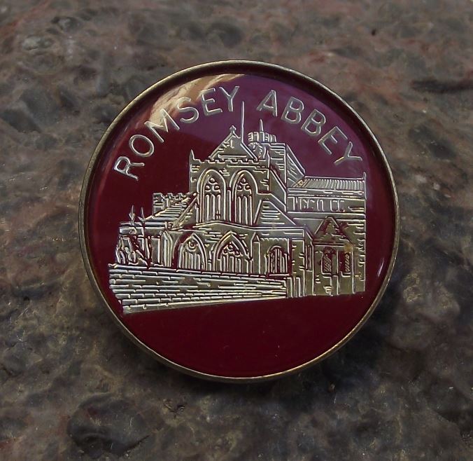 Romsey Abbey Parish Church Hampshire England Tourist Souvenier Pin Badge - Badgecrazy