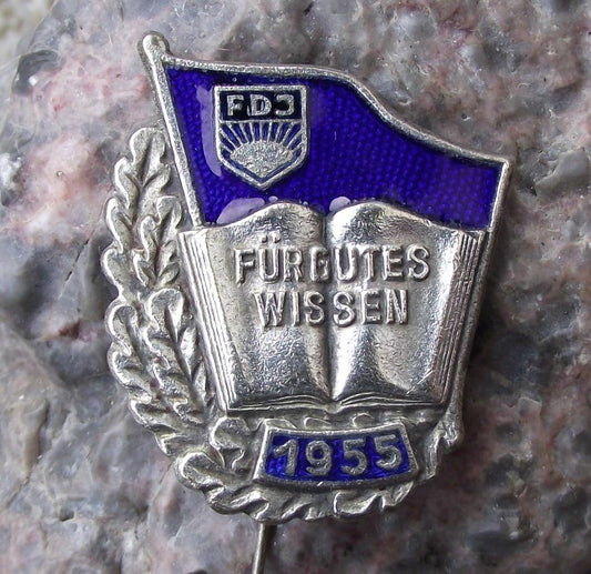 1955 FDJ Freie Deutsche Jugend Gutes Wissen DDR Youth Numbered Award Pin Badge