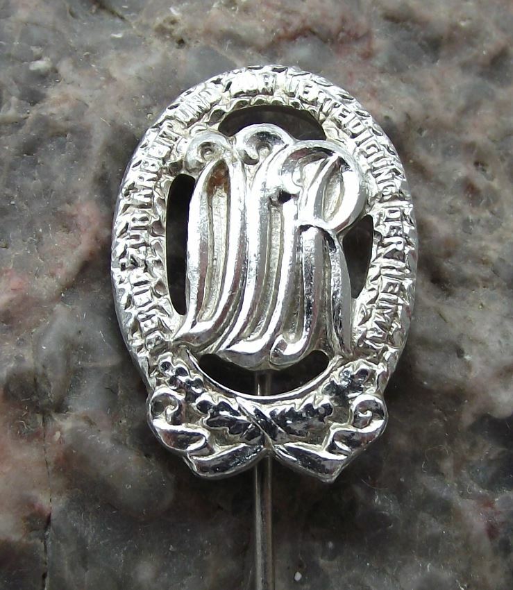 Vintage East Germany DDR Sportabzeichen Laurels Oval Slogan Adults Pin Badge - Badgecrazy