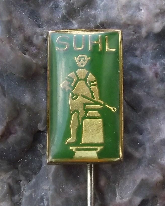 Antique Suhl The Weapons Gun Maker Weaponsmith Germany Town Statue Pin Badge - Badgecrazy