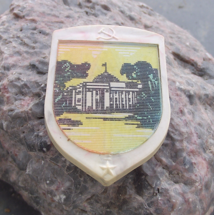Vintage Kiev Ukrainian Parliament Building Coat of Arms Wiggle Pin 3D Badge - Badgecrazy