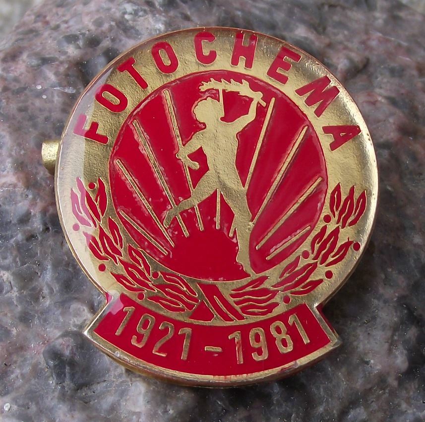 1981 Large FOMA Fotochema Czechoslovakia Camera Film Photography Firm Pin Badge - Badgecrazy