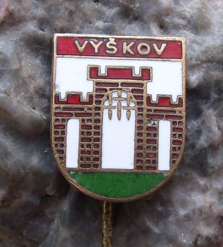 Vyskov Open Portcullis Gate Castle Walls Coat of Arms Heraldic Crest Pin Badge