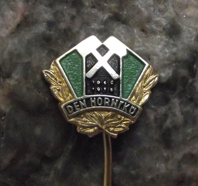1959 National Miners Day Crossed Hammers Den Horniku Coal Mine Mining Pin Badge - Badgecrazy